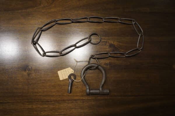 Cadenas avec chaîne et une clé triangle