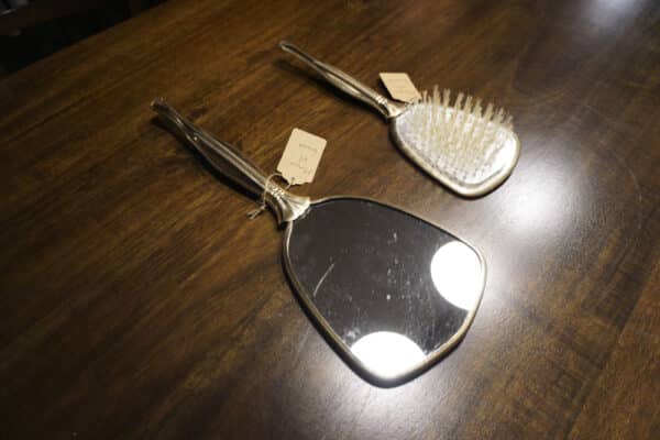 Ensemble miroir et brosse